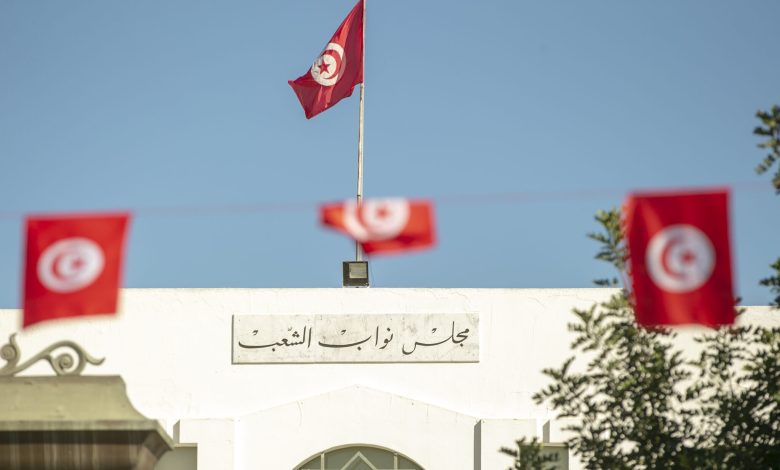خنق المجتمع المدني في تونس: تاريخ الانكماش البطيء