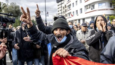 Photo of تونس: السلطات تكرس تجريم الحق في التجمّع السلمي وحرية التعبير بالقمع والاعتقالات التعسفية