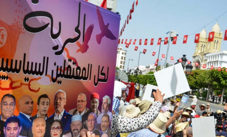 تونس: الإدانات الجماعية في "قضية التآمر 2" تعمّق أزمة سيادة القانون وتقوّض استقلال القضاء